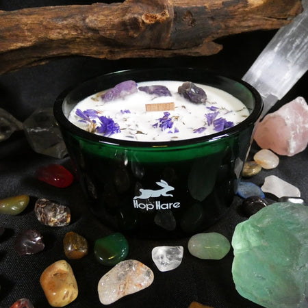 candela artigianale La Luna con ametista e lavanda, perfetta per intuizione e relax profondo.