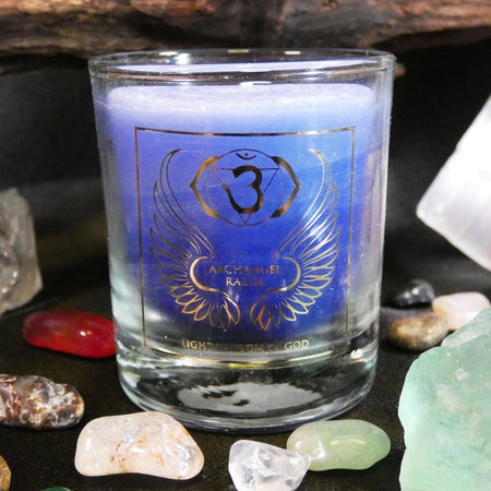 candela Chakra Terzo Occhio con Arcangelo Raziel, ideale per meditazione e intuizione interiore.
