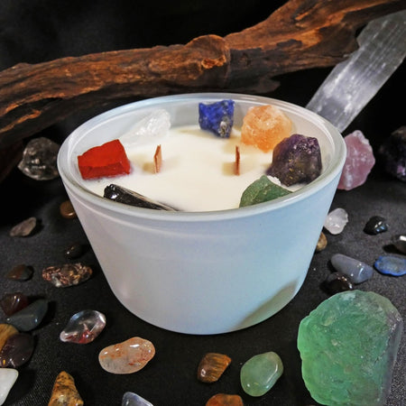 Candela in vetro con pietre chakra vere e profumo intenso e naturale, ideale per la meditazione.