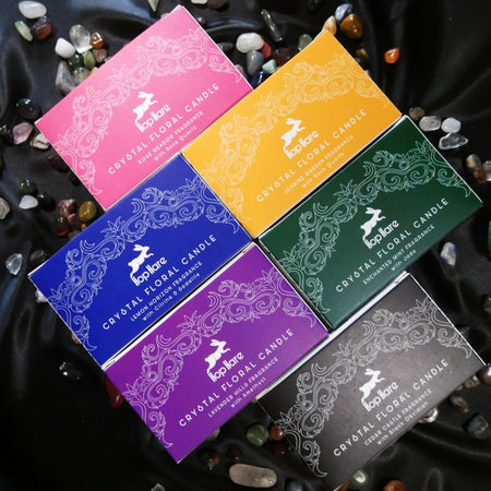 candele con fiori essiccati e pietre naturali, perfette come dono di positività e connessione profonda.