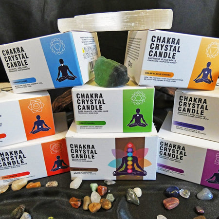 candele con pietre energetiche, perfette come dono simbolico di luce e serenità profonda.