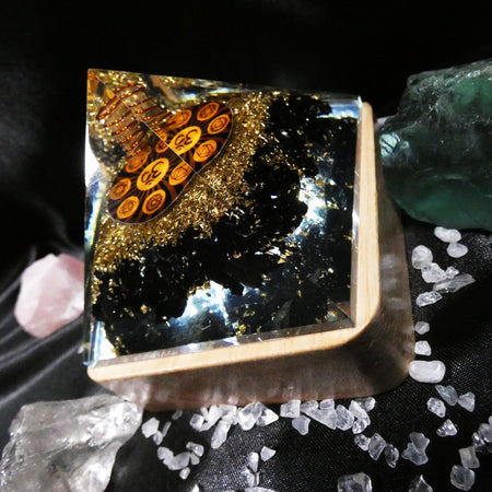 piramide con Tormalina e simboli sacri, raffinata decorazione per altari e spazi olistici.