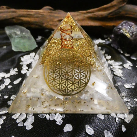 piramide di orgonite con Selenite e Fiore della Vita, perfetta per purificazione e meditazione.