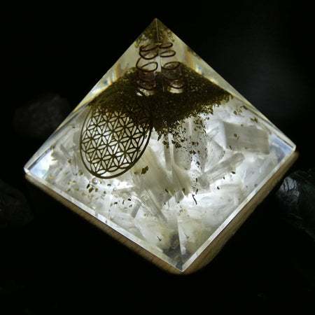 piramide in orgonite e Selenite, raffinata decorazione che stimola calma e centratura interiore.