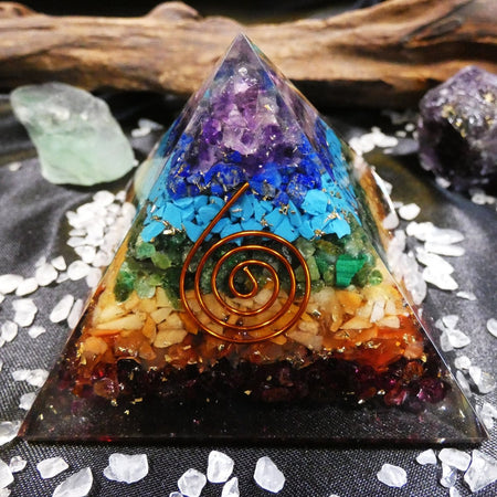 piramide di orgonite 7 Chakra, ideale per armonizzare energia e stimolare equilibrio spirituale.