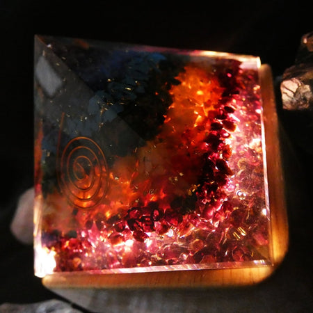 piramide spirituale 7 Chakra, ideale per spazi olistici, altari e pratiche di consapevolezza profonda.