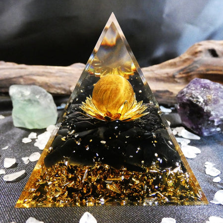 piramide di orgonite con Occhio di Tigre e Ossidiana, ideale per protezione e meditazione quotidiana.
