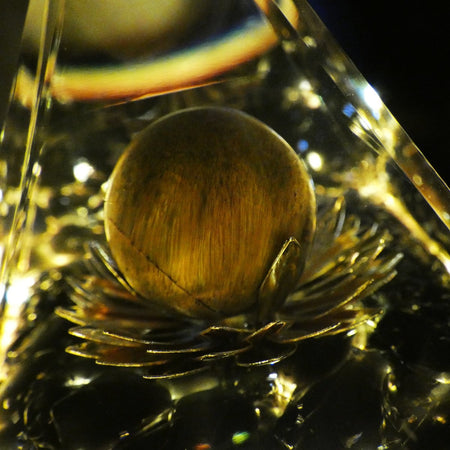 piramide con simbolo del Fiore di Loto, potente strumento per armonizzare e proteggere l’ambiente.