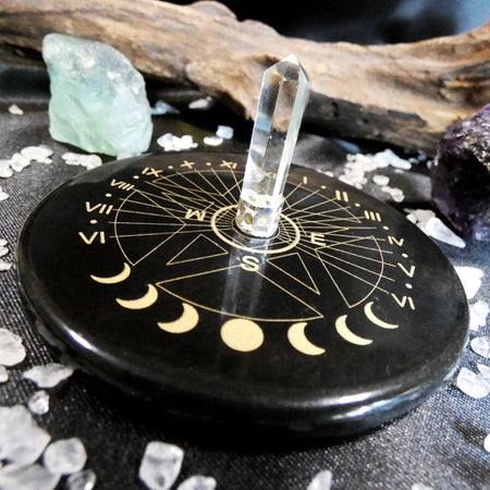 placca in onice nero con Pentacolo e cristallo di rocca, perfetta per protezione e meditazione.