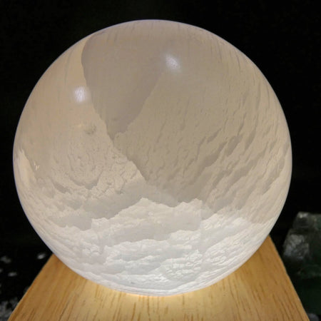 sfera di selenite lucidata, strumento autopurificante per meditare e sciogliere tensioni interiori