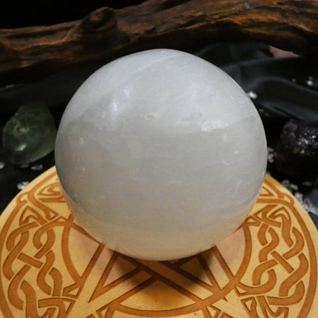 sfera di selenite da 8 cm, elegante decorazione spirituale che dona luce e armonia agli ambienti