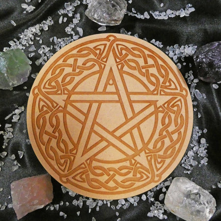 placca in legno con il Pentacolo, simbolo spirituale e protettivo per arredare altari e spazi meditativi.