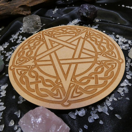 placca in legno con il Pentacolo, scelta apprezzata come regalo per chi pratica wicca, magia o percorsi spirituali.
