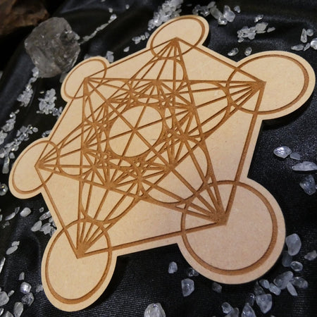 Tavola in legno con disegno del Cubo di Metatron per armonizzare ambienti