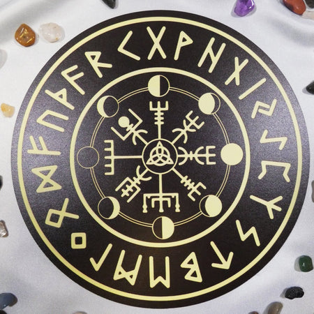 La tavola divinatoria in legno con alfabeto runico Futhark inciso