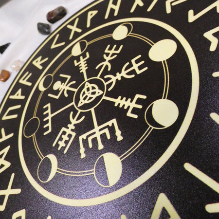 tavola divinatoria rotonda con simboli runici nordici per meditazione