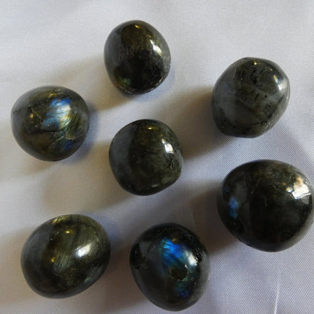 labradorite burattata con riflessi blu verdi per meditazione e protezione aurica