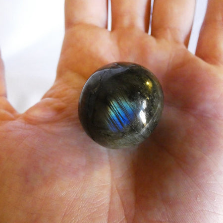 gemma di labradorite perfetta come talismano di protezione energetica