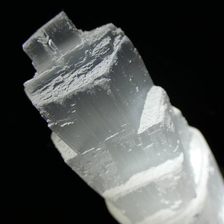 monolite di selenite traslucida con finitura liscia per benessere spirituale