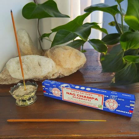 Iconico incenso indiano per meditazione, yoga e purificazione degli ambienti.