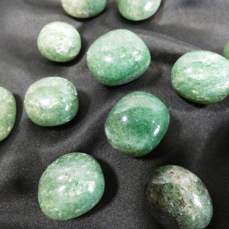 cristallo quarzo fragola verde levigato per equilibrio e serenità