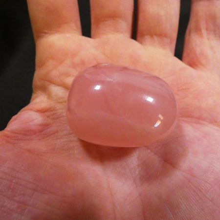 pietra quarzo rosa liscia per meditazione e apertura del cuore