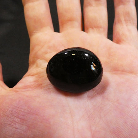 pietra tormalina nera liscia amuleto protezione energetica quotidiana