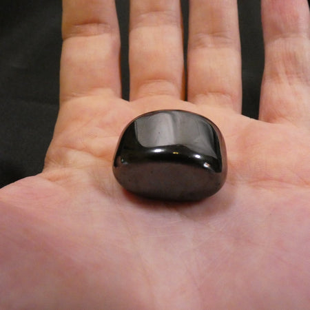 pietra ematite grigio scuro brillante per meditazione e stabilità energetica