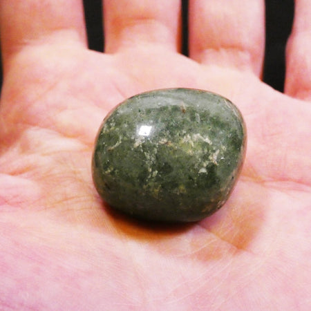 gemma quarzo fragola verde inclusioni puntinate per meditazione