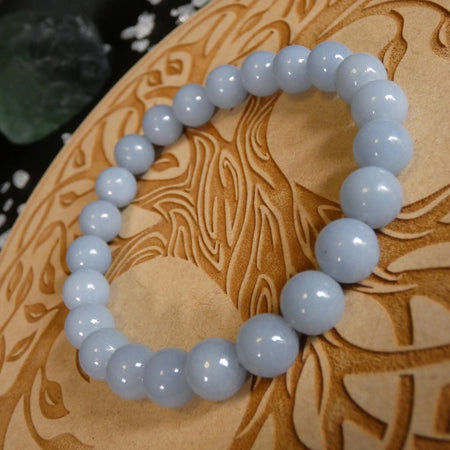 bracciale in Angelite naturale, utile per ridurre ansia e aprire la mente alla guida interiore.
