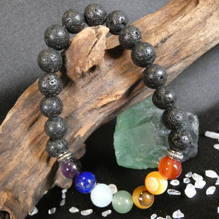 bracciale in Pietra Lavica e 7 Chakra con perle da 8 mm, ideale per equilibrio e radicamento.