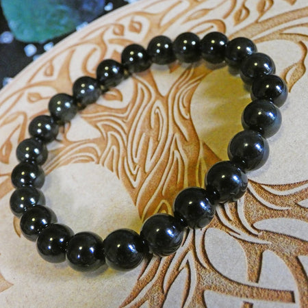 bracciale con riflessi dorati, perfetto come dono simbolico di protezione e benessere interiore.