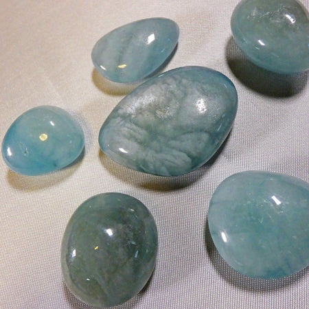 acquamarina burattata naturale di circa 2-3 cm pietra blu trasparente calmante