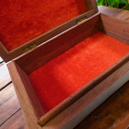 interno della scatola con velluto rosso di qualità piacevole al tatto