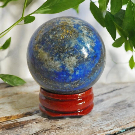 cristallo lapislazzuli naturale per meditazione e terzo occhio su supporto in legno