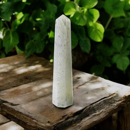 Obelisco di scolecite bianca per serenità e protezione energetica