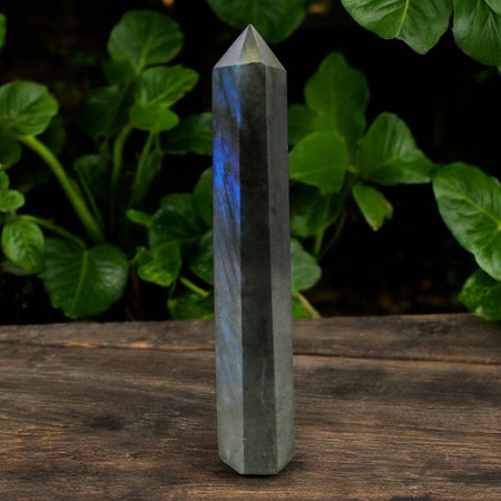 obelisco elegante in labradorite naturale con riflessi blu