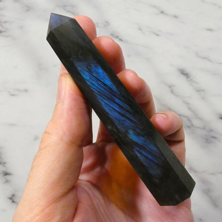 pietra scolpita di labradorite per equilibrio energetico e meditazione