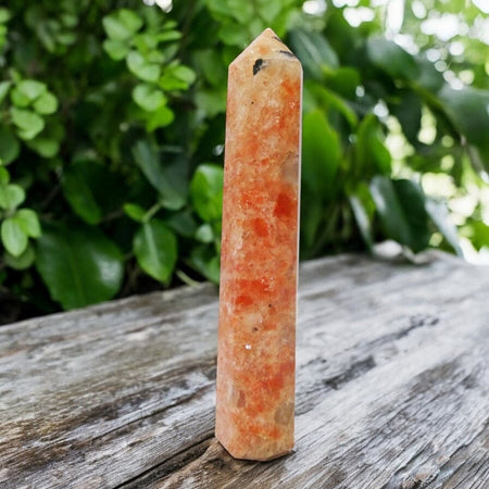 obelisco in pietra del sole naturale con riflessi dorati