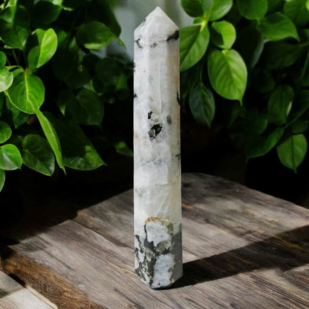 obelisco in labradorite bianca naturale con riflessi perlacei