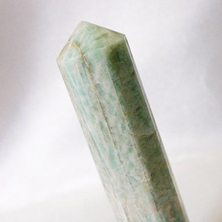 cristallo azzurro-verde di amazzonite a forma di obelisco