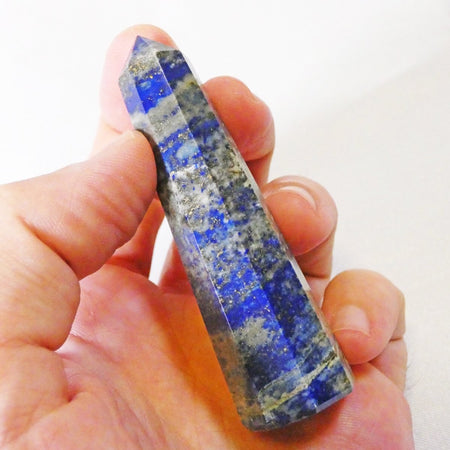 obelisco lapislazzuli elegante per equilibrio emotivo e intuizione