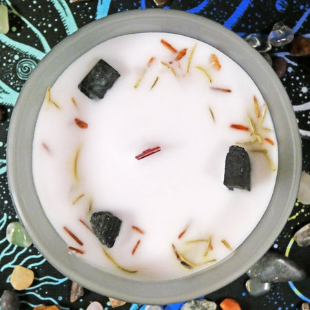 candela spirituale con ginepro e cristallo per purificazione