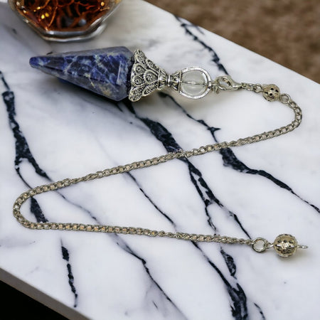 Accessorio spirituale con sodalite levigata e catena metallica