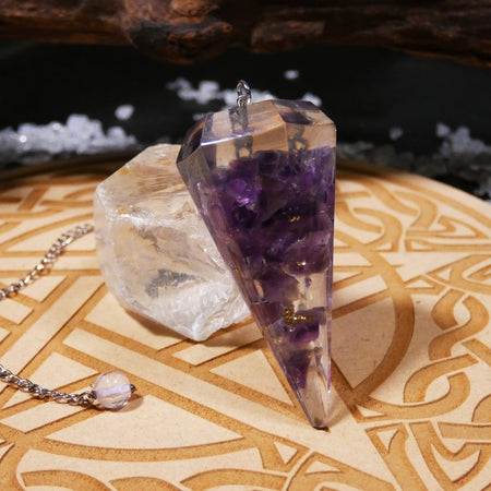 Pendolo in orgonite e ametista autentica, migliora intuizione e riequilibrio emotivo.
