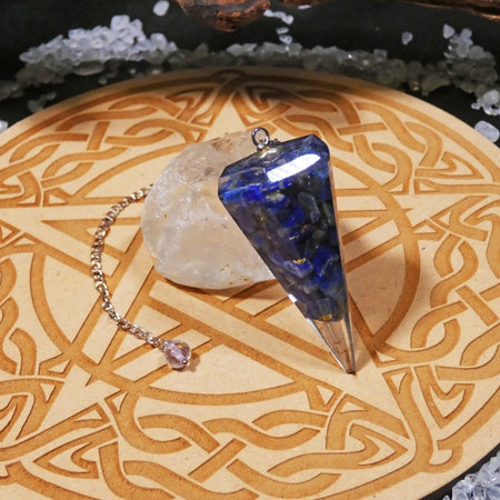 Pendolo lapislazzuli e orgonite, strumento per purificare l’energia vitale.