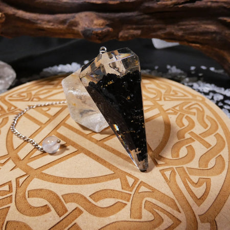 Pendolo orgonite e tormalina nera, protezione energetica e chiarezza spirituale.