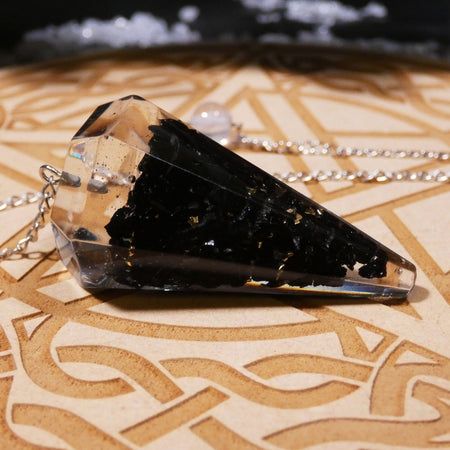 Pendolo orgonite e tormalina nera, ideale per armonizzare i chakra e l’aura.