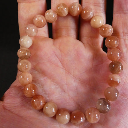 bracciale con pietre luminose, perfetto come dono simbolico di luce e forza interiore quotidiana.