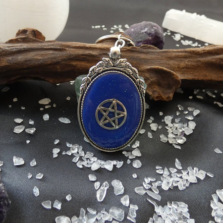 Portachiavi Pentacolo in resina blu e metallo, simbolo di protezione ed equilibrio spirituale.